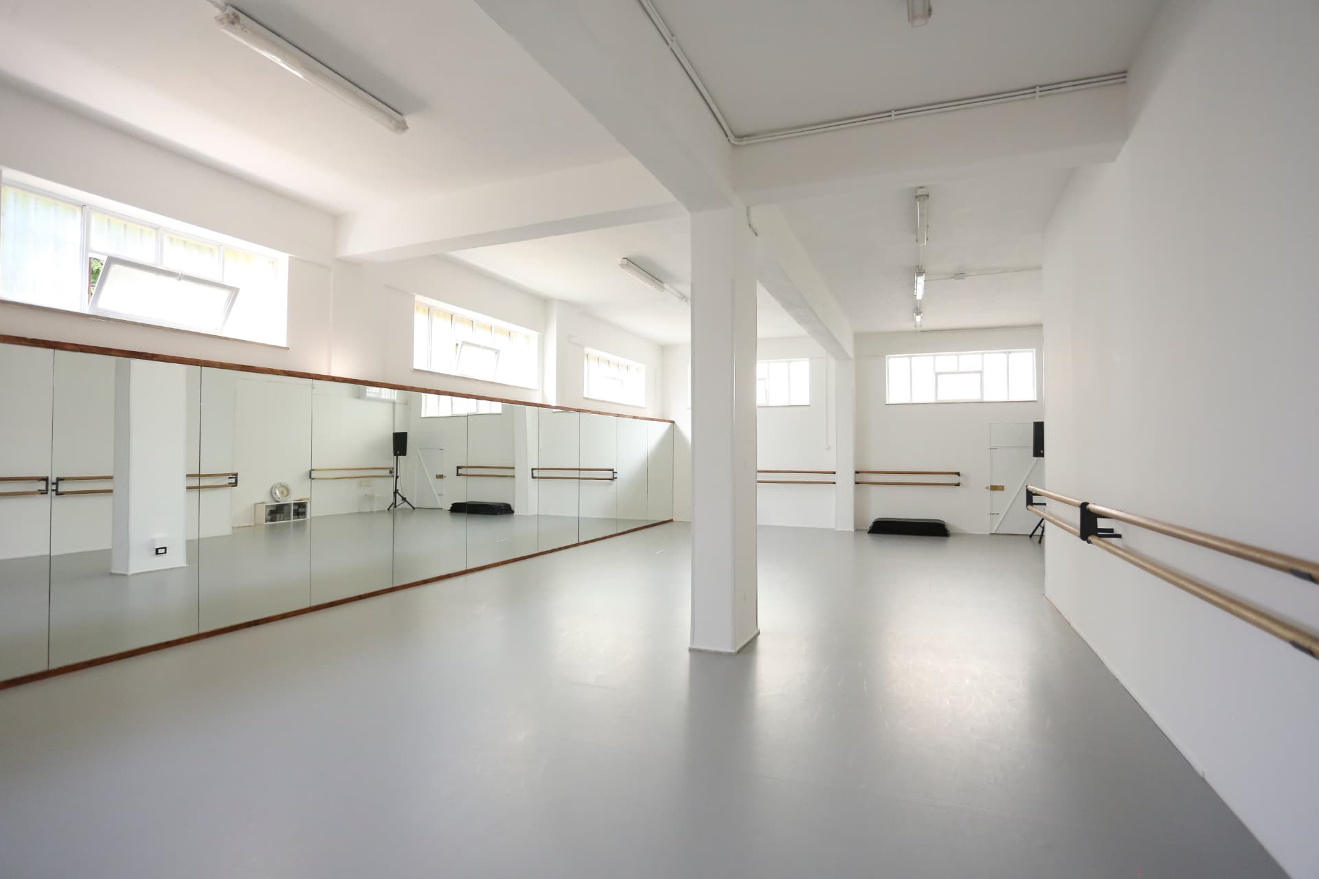 Sala grande della scuola Oikoscoreia con sbarre e specchi