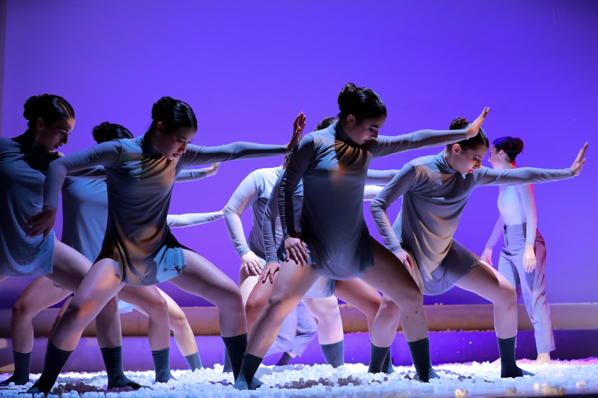 Allieve di Oikoscoreia in una coreografia contemporanea in scena